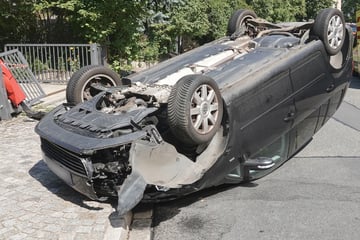 Crash in Briesnitz: VW überschlägt sich und bleibt auf Dach liegen