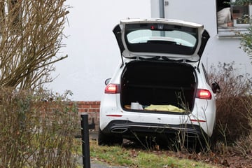 Mercedes prallt in Chemnitz gegen Hauswand