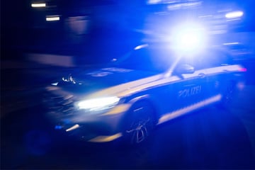Betrunken und ohne Führerschein: Fahrer rast auf Passant zu