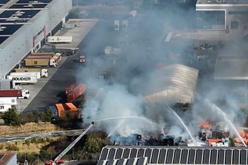 Großbrand in Entsorgungsbetrieb in Gernsheim gelöscht: Zehn Verletzte