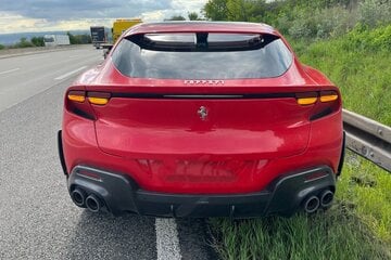 300.000 Euro Schaden: Ferrari verliert auf A4 die Kontrolle und kracht in Leitplanke