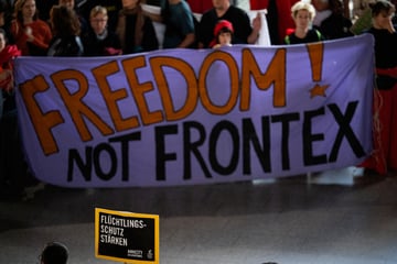Frankfurt: "Stop Abschiebung": Hunderte Menschen demonstrieren am Frankfurter Flughafen