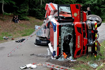 Stuttgart: Fire Truck der U.S. Army begräbt Opel unter sich: Schutzengel wacht über jungen Mann