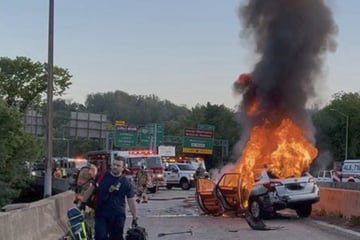 Reporter rettet Teenager aus brennendem Auto: Sekunden später explodiert der Wagen