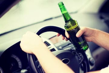 Mit 1,8 Promille unterwegs: Nissan-Fahrer kracht in Zaun und verursacht Tausende Euro Schaden