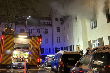 Dresden: Küche steht in Flammen: Feuerwehr Dresden rettet zwei Frauen