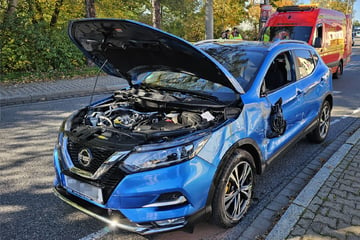 Annaberger Straße gesperrt: Nissan landet auf Straßenbahnschiene