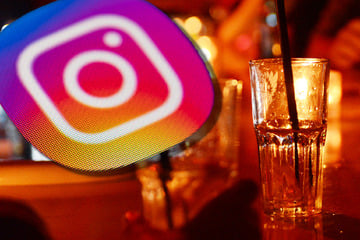 Wenn der Influencer zum Glas greift ... Wie Instagram und Co. Lust auf Alkohol machen