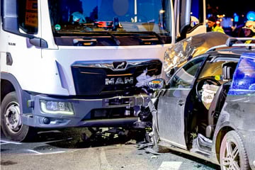 Frontal in Lkw gekracht: VW-Fahrerin schwer verletzt