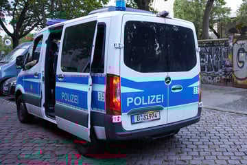 Berlin: Überfall auf Wechselstube: Mann gibt sich als Paketbote aus und fesselt Mitarbeiter