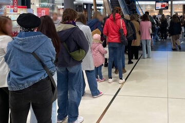 Chemnitz: Mega-Schlange in Chemnitz: Wieso stehen hier so viele Menschen?