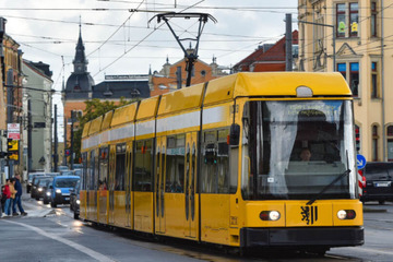 Dresden: 13-jähriger Junge wird in Straßenbahn von Unbekanntem bedrängt und verletzt