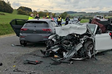 Horror-Unfall: BMW gerät in Gegenverkehr - Zwei Menschen sterben