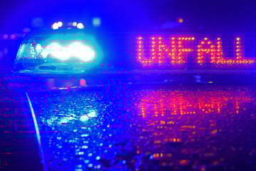 Unfall A3: Heftiger Unfall auf der A3: Auto kracht in Baustellenanhänger