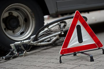 Radfahrer ohne Licht von Auto erfasst: 14-Jähriger in Lebensgefahr!