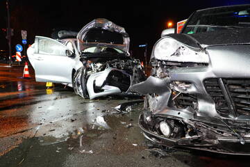 Kreuzungs-Crash mit Porsche mit Leipzig: Fahrer aus Kleinwagen geschnitten