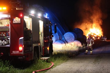 Leipzig: Flammen lodern in der Nacht: Feuerwehr muss zahlreiche brennende Strohballen löschen