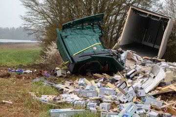 Batterien durchschlagen Laster: Mehrere Personen bei Crash schwer verletzt