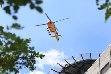 Bodenplatte löst sich plötzlich: Arbeiter stürzt aus zweitem Stock von Gerüst