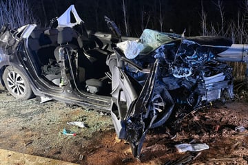 Ford-Fahrer gerät in Gegenverkehr und kracht frontal gegen VW: 20-Jähriger stirbt