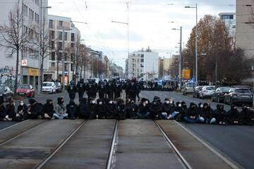Leipzig: Demo-Samstag in Leipzig: Gegenprotest blockiert Route des "Ami go home"-Aufzugs