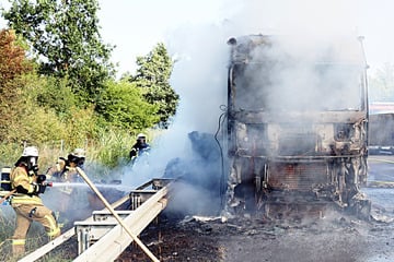 Lastwagen-Brand auf A45 bei Karlstein: Vollsperrung dauert immer noch an