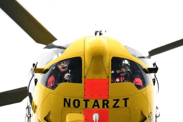 Unfall A4: Familie überschlägt sich mit Auto auf A4: Hubschrauber bringt Dreijährigen in Klinik