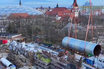 Stundenlange Millimeter-Arbeit auf Zoo-Baustelle: Hier kommt ein Tunnel geflogen