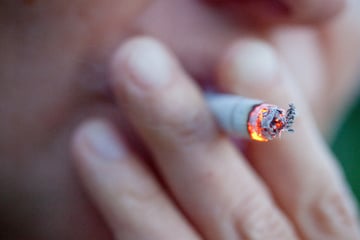 Mann fragt nach Zigarette, dann schlägt er zu