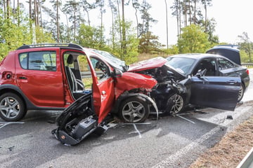BMW und Dacia krachen frontal ineinander: Fahrerin stirbt noch am Unfallort