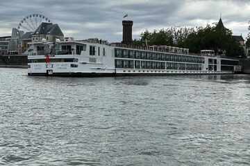 135-Meter-Koloss läuft bei Köln auf Grund: Kapitän kassiert Verwarngeld