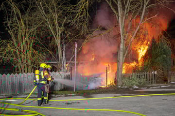 Stark unterkühlt, lebensgefährlich verletzt: Vermisster bei Laubenbrand entdeckt