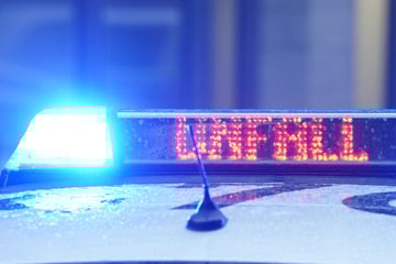 80.000-Euro-Crash auf B303: Autofahrerin rammt Familie mit kleinen Kindern