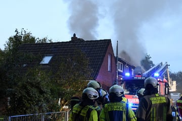Feuer in Mehrfamilienhaus: Löscharbeiten gestalten sich kompliziert