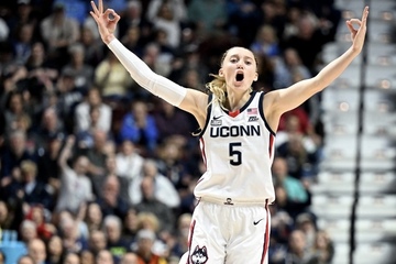 How will Paige Bueckers' withdrawal from WNBA Draft impact UConn?