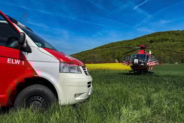 Motorradfahrer stürzt und fliegt gegen Auto: Mann (†58) stirbt vor Ort