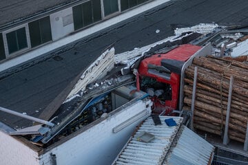 Chaos-Fahrt wegen medizinischem Notfall: Holzlaster kracht in Haus