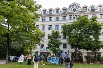 München: Klimaaktivisten demonstrieren in München gegen Blackrock