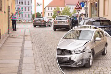 Ausparken eskaliert: Senior scheppert gegen Auto und Hauswand