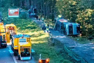 Tödliches Reisebus-Drama auf Autobahn: Polizei gibt weitere Details bekannt