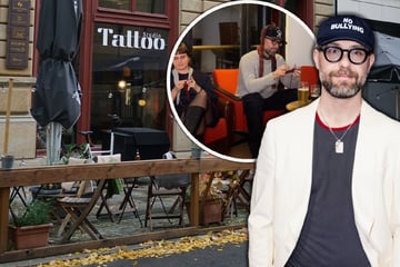 Selbstironie vom Feinsten: Mark Forster strickt in Leipziger Café