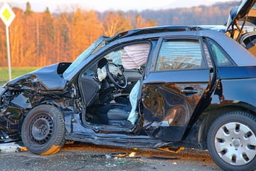 Vorfahrt missachtet und Lkw gerammt: Audi-Fahrerin (19) im Krankenhaus