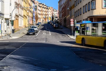 Chemnitz: An Bushaltestelle in Chemnitz: Jugendliche schlagen auf Mann ein und klauen Handy