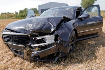 Heftiger Unfall in Chemnitz: Auto beim Wenden übersehen