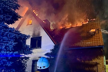 100 Feuerwehrleute im Einsatz: Haus durch Flammen zerstört, Kripo ermittelt