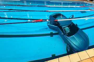 Durch Zaun, Fenster und ins Wasser: Frau steuert Auto in Hallenbadbecken