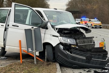 Auto und Kleinbus kollidieren auf Bundesstraße: Drei Schwerverletzte