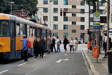 Leipzig: Sie schlugen mit Reizgas zu: Polizei sucht Zeugen nach Raub an Leipziger Tram-Haltestelle