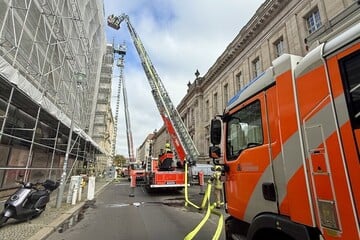 Berlin: Dachstuhl brennt in Mitte: 58 Feuerwehrleute im Einsatz