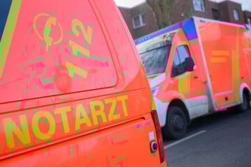 Berlin: Lagerhof in Berlin-Wittenau brennt: Feuerwehr im Kampf gegen Glutnester